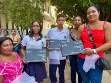 Entrega de computadores en P&aacute;cora