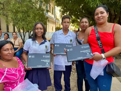 Entrega de computadores en P&aacute;cora