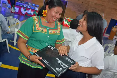 Entrega de computadores en Jard&iacute;n
