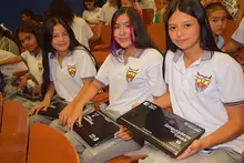 Entrega de computadores en P&aacute;cora, Caldas