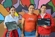 Entrega de computadores en P&aacute;cora, Caldas