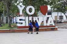 Estudiantes y docentes de la IE Misak Mama Manuela
