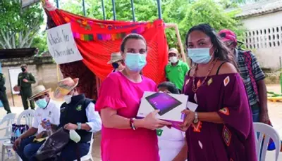 Ministra de las TIC entreg&oacute; computadores a dos escuelas p&uacute;blicas en La Guajira