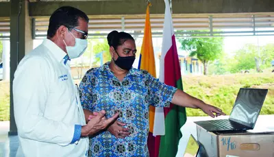 Profe con s&iacute;ndrome de acento extranjero recibe computadores para sus estudiantes