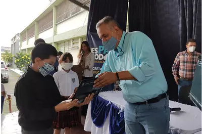 Mil equipos de c&oacute;mputo fueron entregados por el alcalde y el director de Computadores para Educar