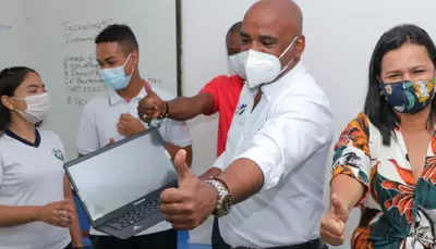 Estudiantes de la comuna 13 recibieron emocionados nuevos computadores