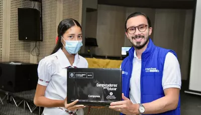Ministerio TIC entrega computadores a estudiantes de Bol&iacute;var