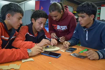 En talleres de innovaci&oacute;n, estudiantes de Tibasosa fabricaron una caneca digital