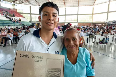 Anticipando el regreso a clase, comienza entrega de computadores