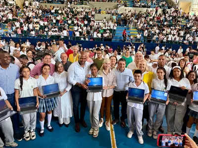 450 computadores fueron entregados en Palmira, para fortalecer los procesos educativos