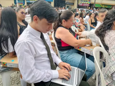 Beneficio para estudiantes: Mintic entrega computadores en el Centrosur de Caldas