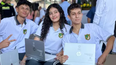 Caldas avanza en el cierre de brechas digitales con la entrega de 2.399 computadores a estudiantes