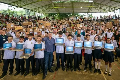 500 computadores fueron entregados a estudiantes del municipio de La Tebaida