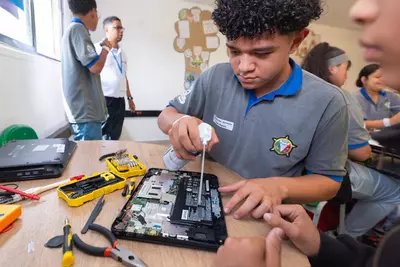 100 Clubes T&eacute;cnicos Escolares marcar&aacute;n un nuevo rumbo para la sostenibilidad digital en Colombia