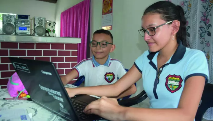 Comprados cerca de 3.000 computadores nuevos para los ni&ntilde;os de Sucre: Karen Abudinen, ministra TIC