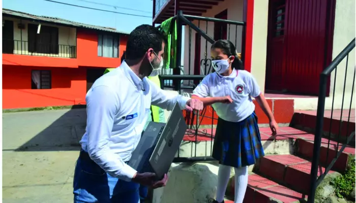 Comprados 1.157 computadores nuevos para los ni&ntilde;os de Caldas: Karen Abudinen, ministra TIC