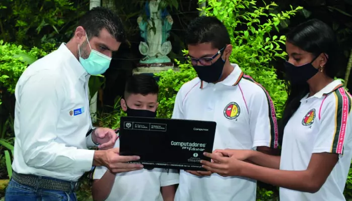 Comprados cerca de 6 mil computadores nuevos para los ni&ntilde;os de Antioquia: Karen Abudinen, ministra TIC