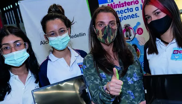 Colombia compr&oacute; m&aacute;s de 106 mil computadores nuevos para los ni&ntilde;os de Colombia: Karen Abudinen, ministra TIC