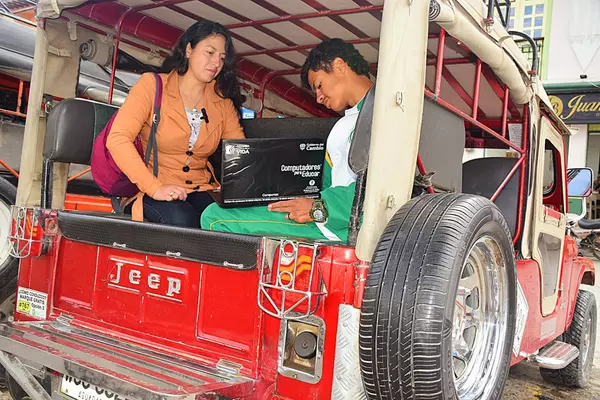 Entrega de computadores estuvo acompa&ntilde;ada de paisaje cafetero